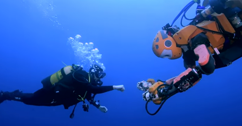 ربات انسان نما در حال کاوش در کشتی های غرق شده