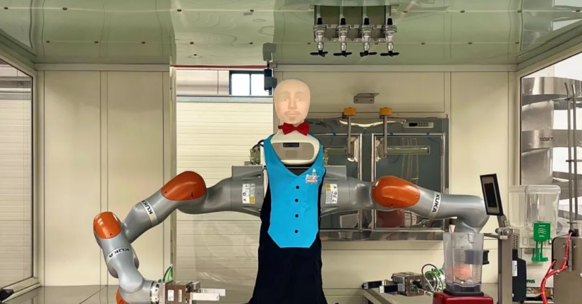 ربات بارتنینگ نوشیدنی درست می کند و با مشتریان معاشرت می کند.